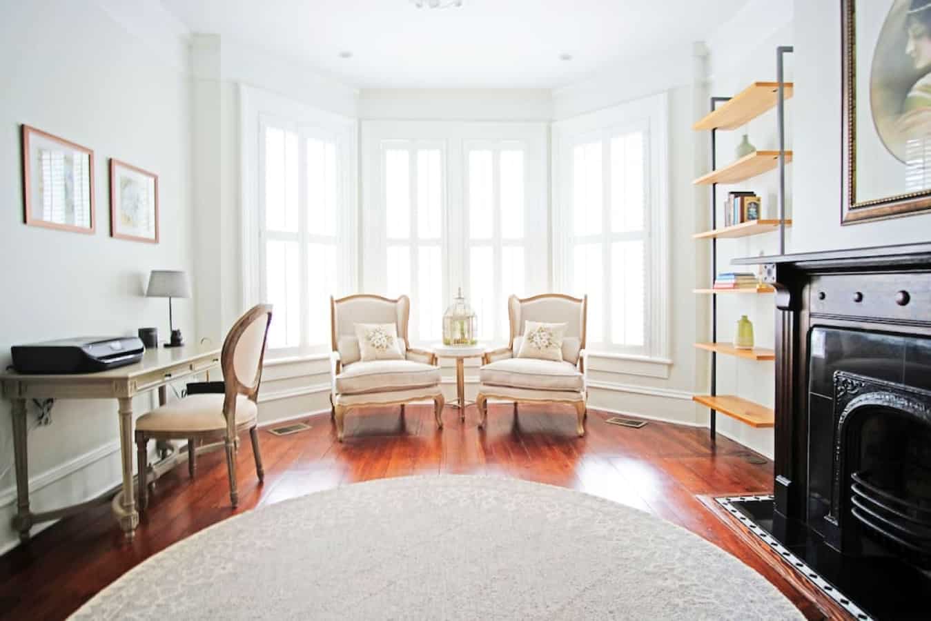 Living room of a dog friendly vacation rental in Savannah. Historic style furniture