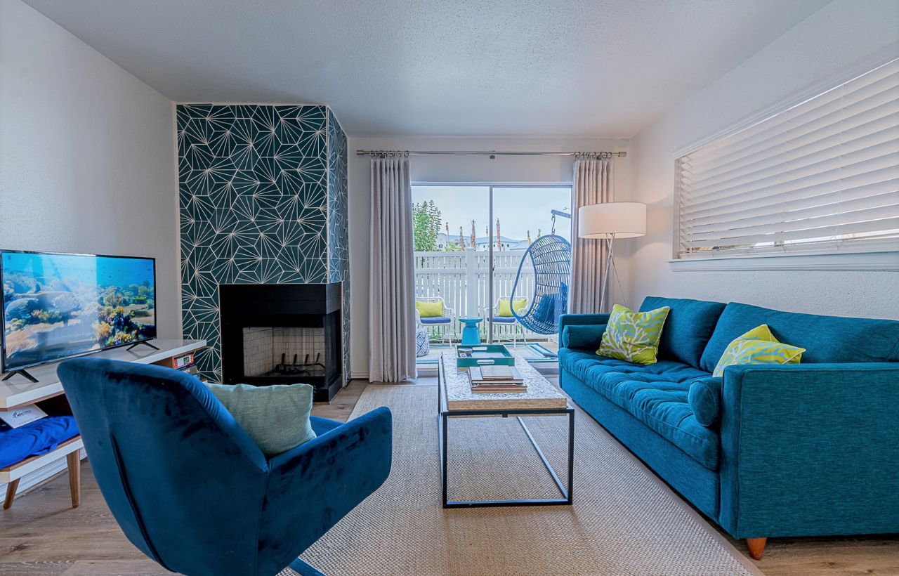 Livingroom of dog friendly Paix Bleu Too condo. Blue couch and chair